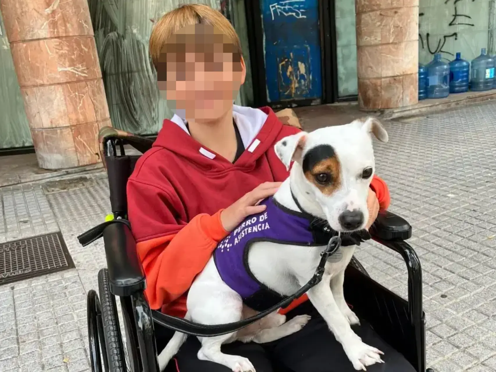 Iker con su perro de asistencia Pipo.