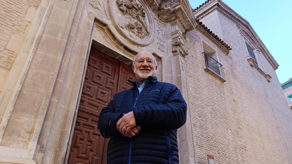 El cardiólogo Francisco Fuentes recibe a EL ESPAÑOL frente a la Iglesia de San Nicolás de Bari, en Murcia, donde fue bautizado.