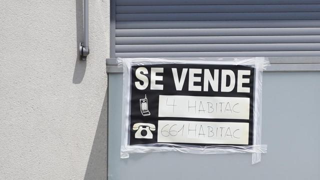 Cartel que anuncia la venta de un piso.