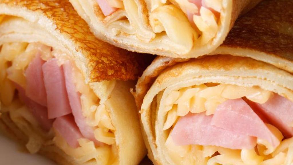 Rollitos de tortilla y jamón.