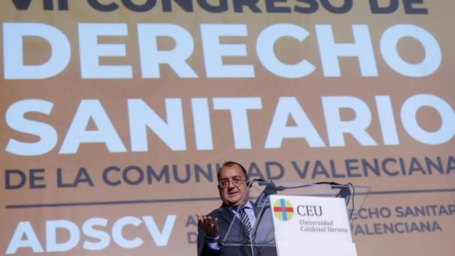 El presidente de la Asociación de Derecho Sanitario de la Comunitat Valenciana, Carlos Fornés, durante su intervención en el acto inaugural del VII Congreso de Derecho Sanitario de la Comunitat Valenciana. Efe / Biel Aliño