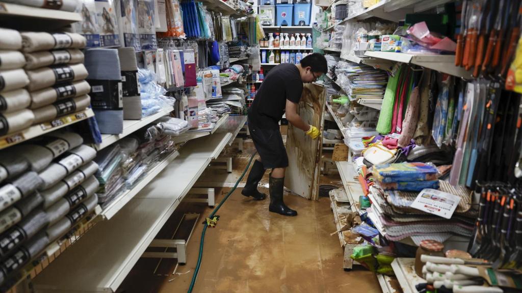 Una tienda afectada por la riada