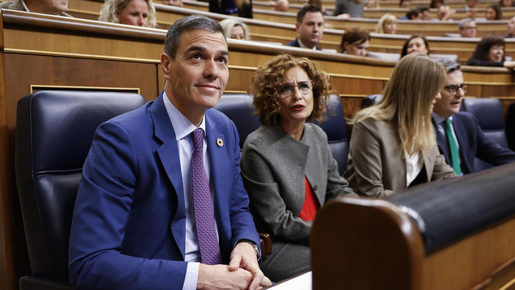 Pedro Sánchez y la vicepresidenta primera, María Jesús Montero, este miércoles al Congreso durante la sesión de control.