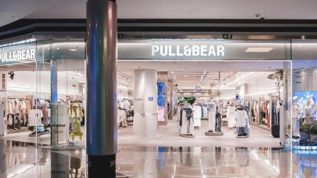 Pull&Bear renueva su tienda de Marineda City con su nueva imagen de marca llena de luminosidad y tecnología.