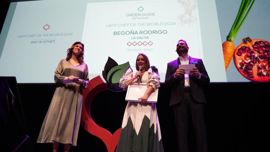 La chef Begoña Rodrigo (La Salita) recibiendo el premio a Chef Vegetariana Femenina del Año.