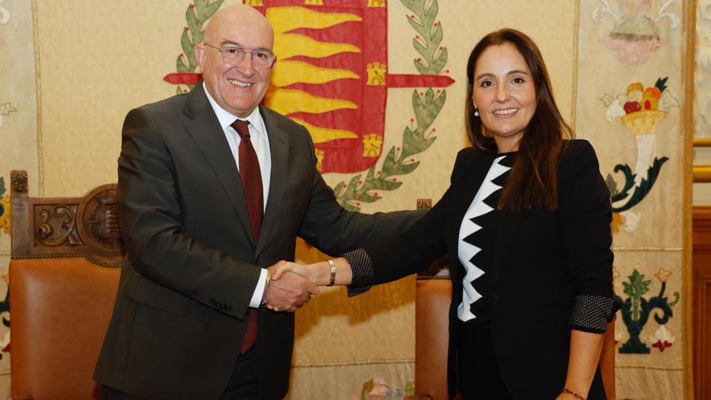 El alcalde de Valladolid, Jesús Julio Carnero, junto a la directora de Logística y Transporte de AECOC, María Tena