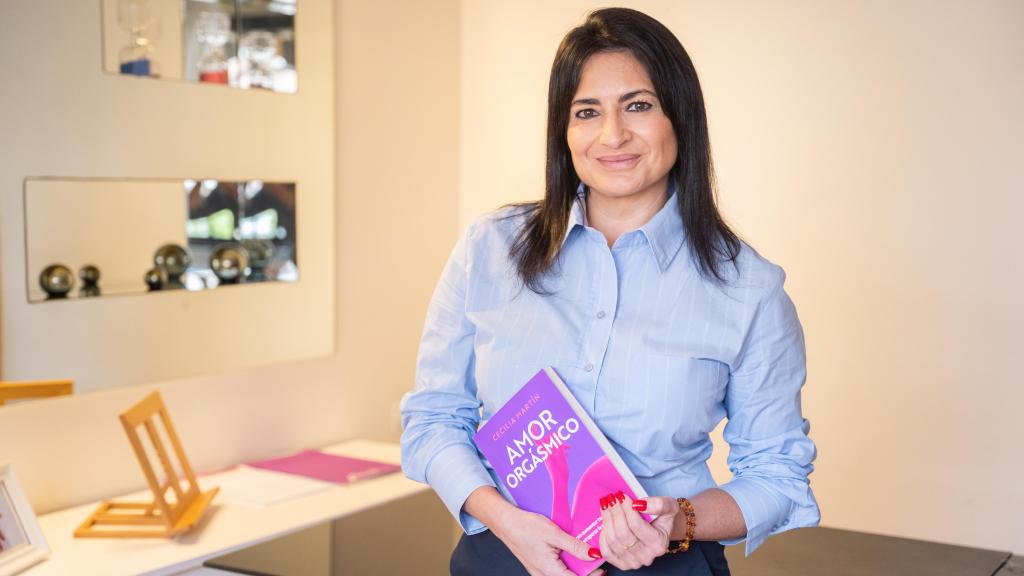 Cecilia Martín posa con su primer libro.