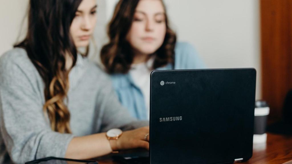 Dos chicas navegando en Internet