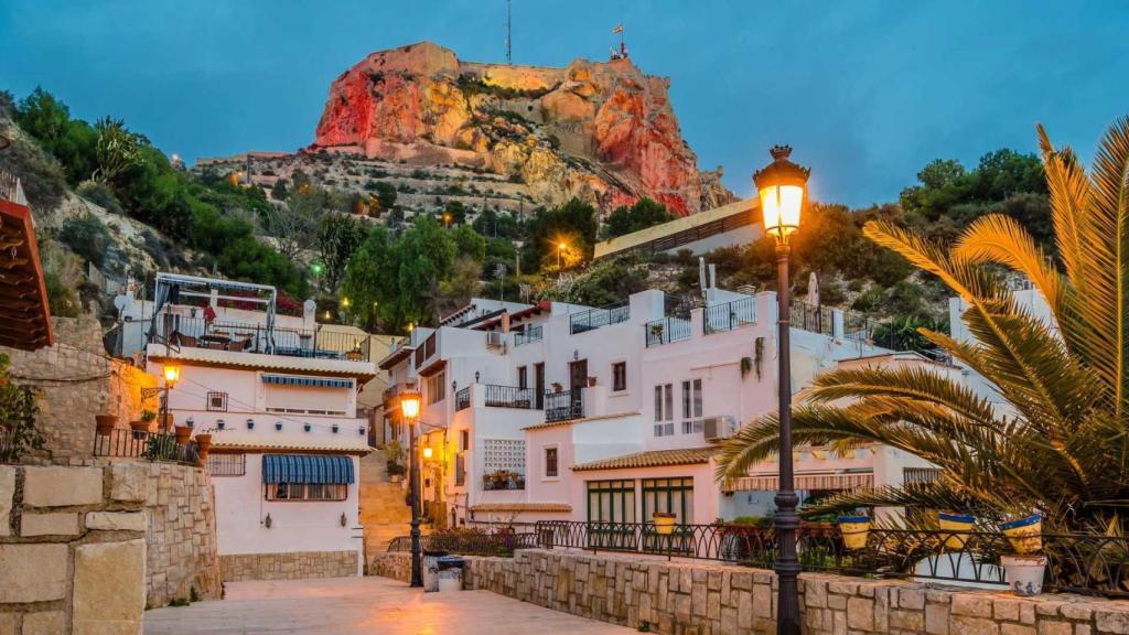 El barrio de Santa Cruz con el Castillo de Santa Bárbara detrás.