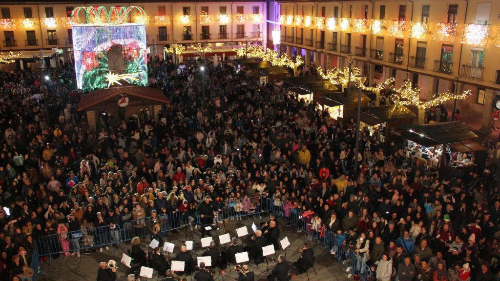 La Plaza Mayor de Palencia llena hasta la bandera