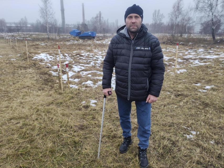 En un campo nevado de la región de Cherníguiv veteranos de guerra ucranianos con discapacidades o mutilaciones reciben instrucción en el manejo de vehículos de desminado.