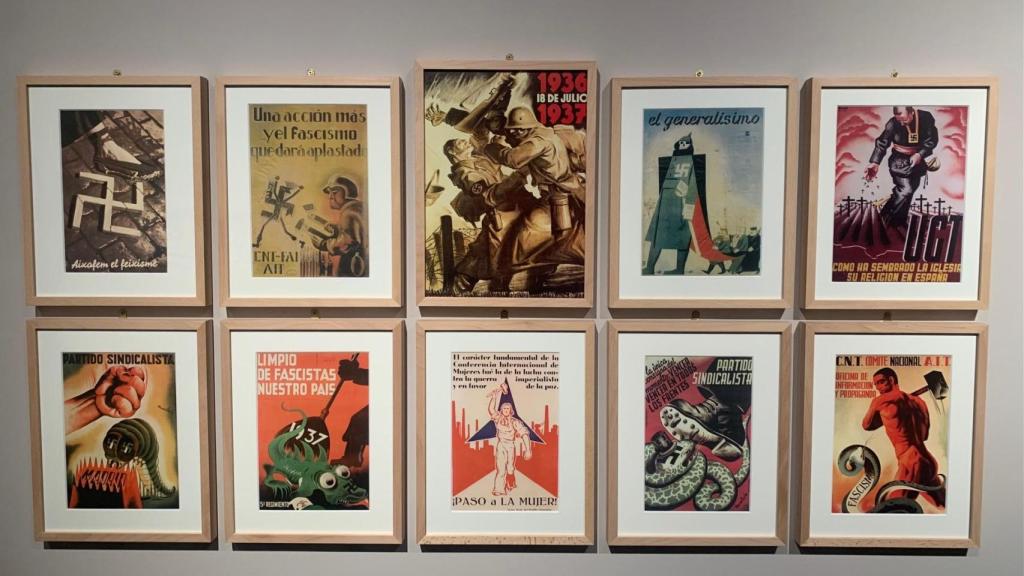 Algunos de los carteles antifascistas reunidos en la exposición.