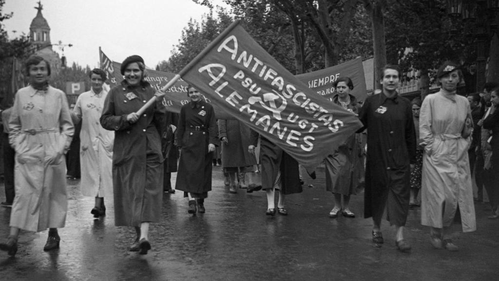 Manifestación de mujeres antifascistas alemanas en España.