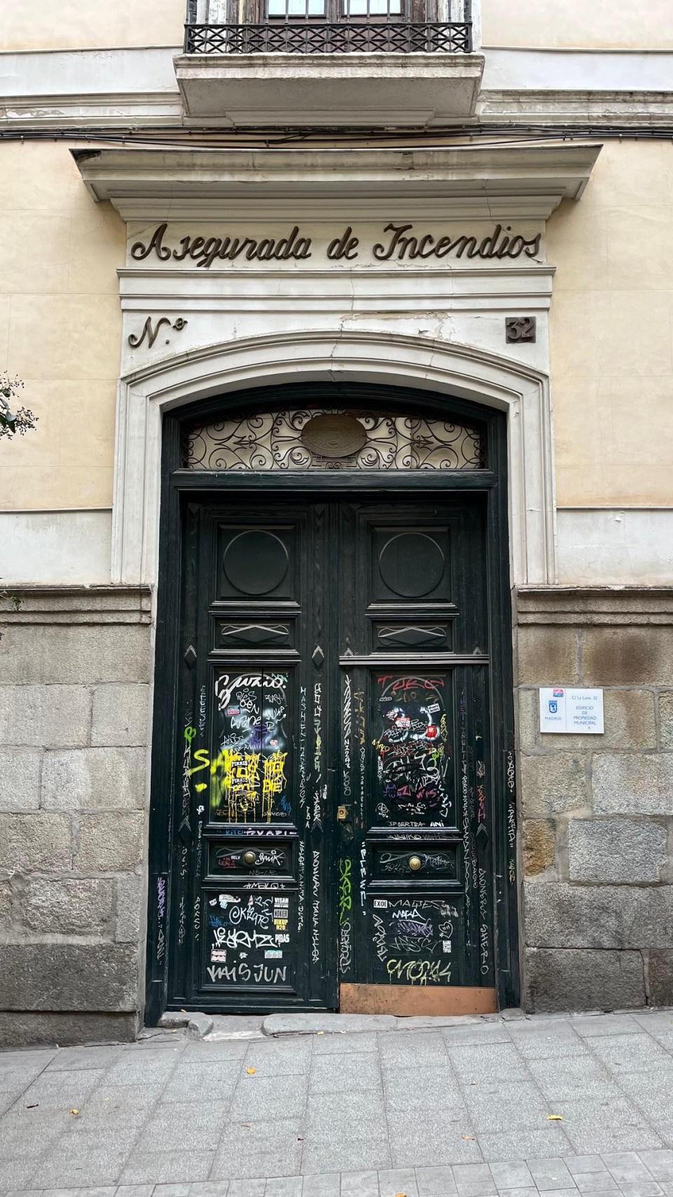 Acceso al Palacio de la Carlota por la calle Luna, en el distrito Centro.