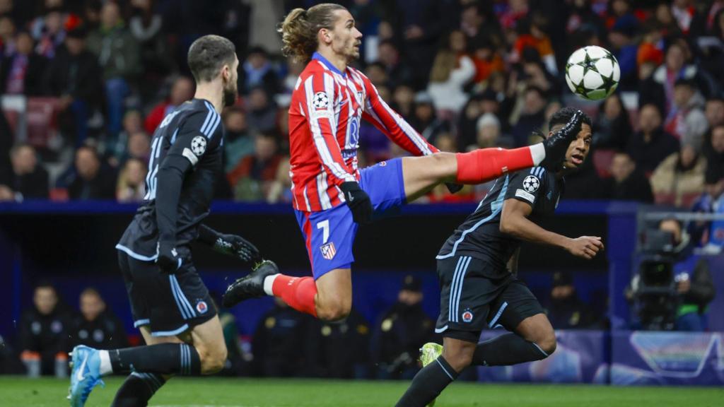 Griezmann trata de pinchar el balón durante el partido ante el Slovan Bratislava.