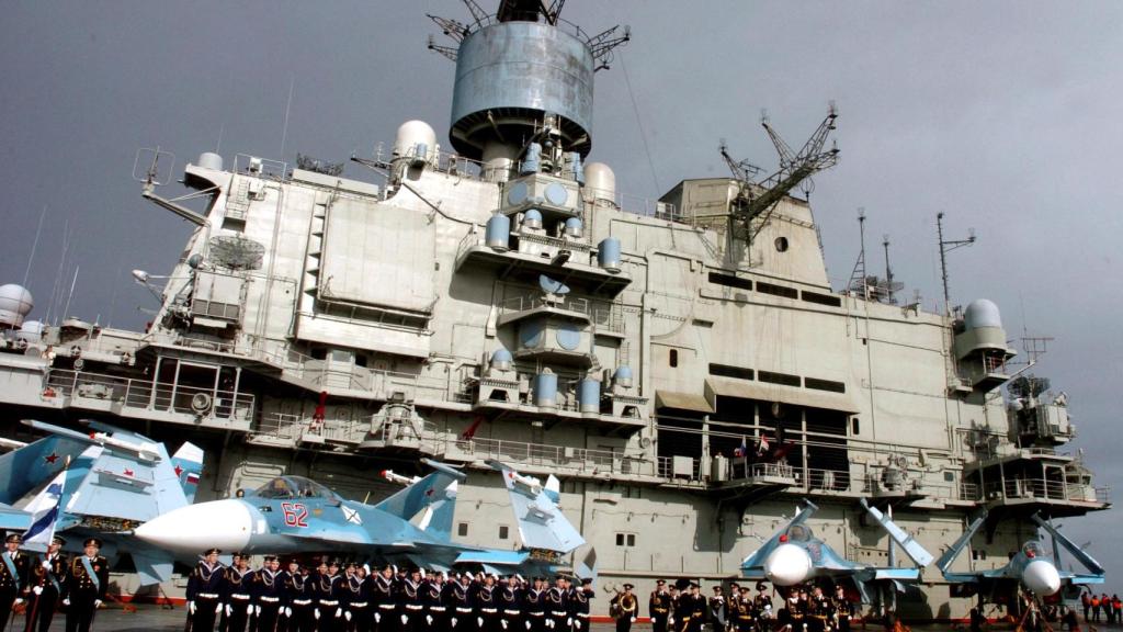 Portaaviones ruso Kuznetsov, en la ciudad siria de Tartús, en el mar Mediterráneo.