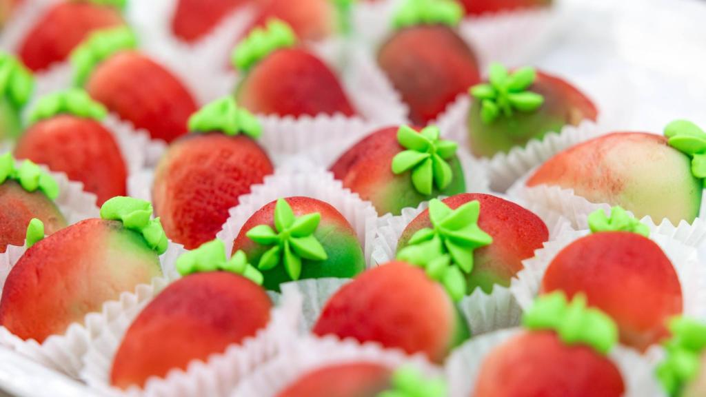 Las frutas de mazapán rellenas de chocolate y mermelada son un homenaje a los tres mazapanes históricos europeos: alemán, italiano y toledano.