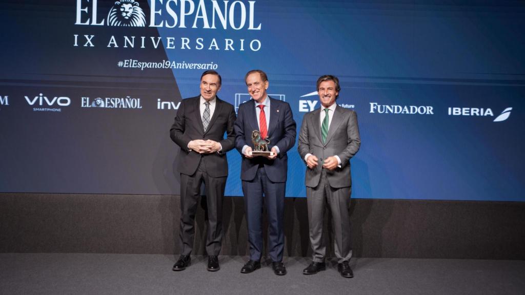 Pedro J. Ramírez, presidente y director de EL ESPAÑOL; Antonio Huertas, presidente de Mapfre, y Federico Linares, presidente de EY en España.