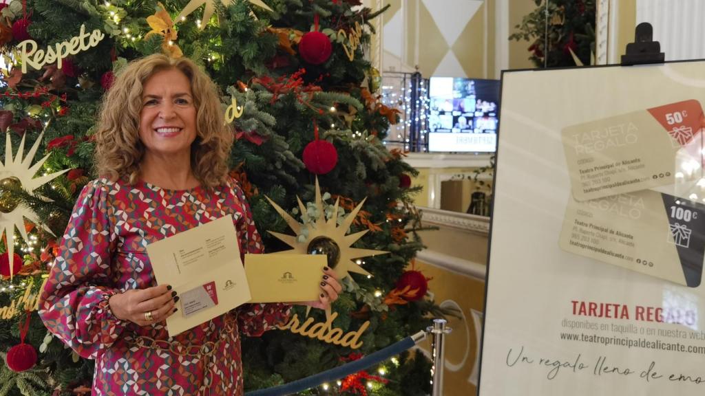 María Dolores Padilla, con las tarjetas regalo del Principal.