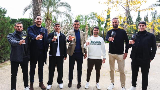 El entrenador Rubén Torrecilla y los capitanes durante el brindis navideño.