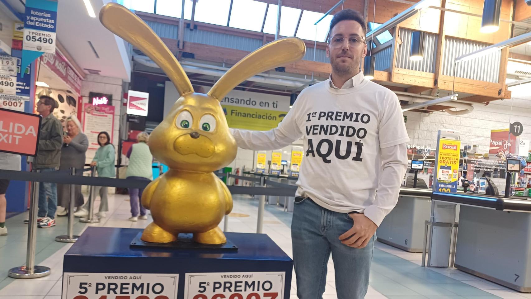 Daniel Zapata, junto a su Conejo de Oro, el 22 de diciembre de 2023.