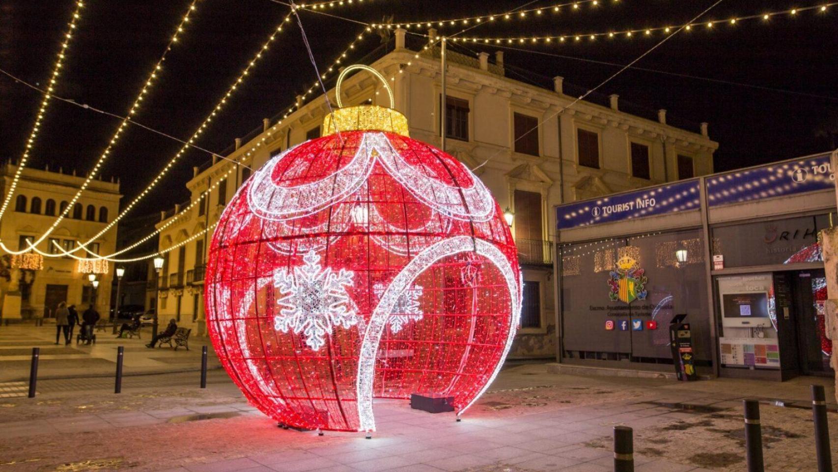 La bola gigante de Navidad en la Plaza Teniente Linares.