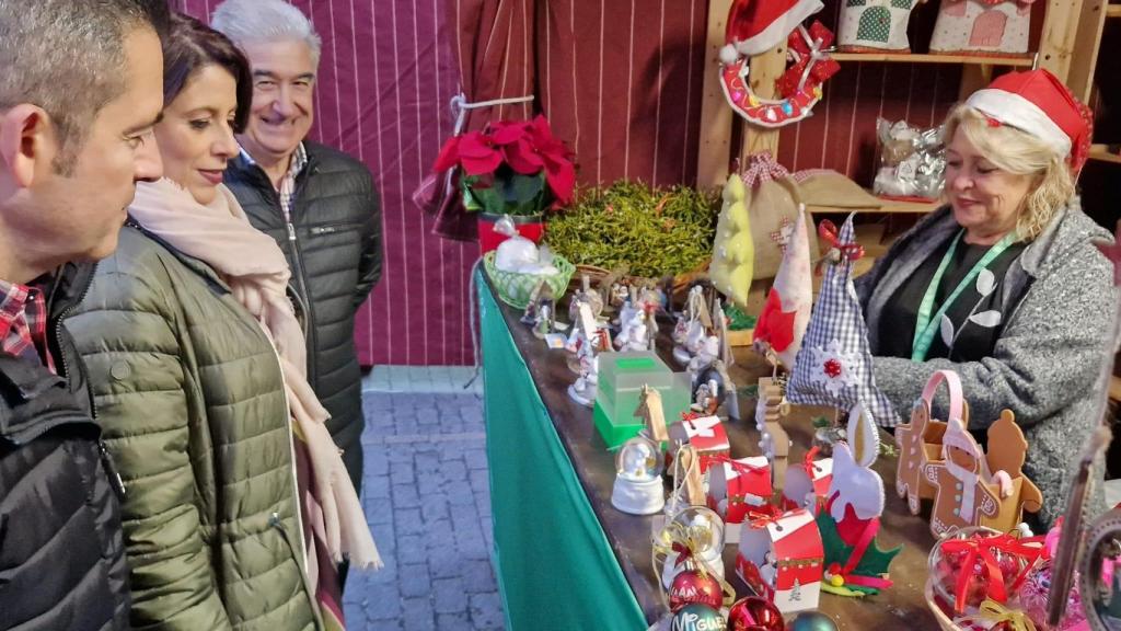 La alcaldesa de Teruel, Emma Buj, en un puesto navideño.