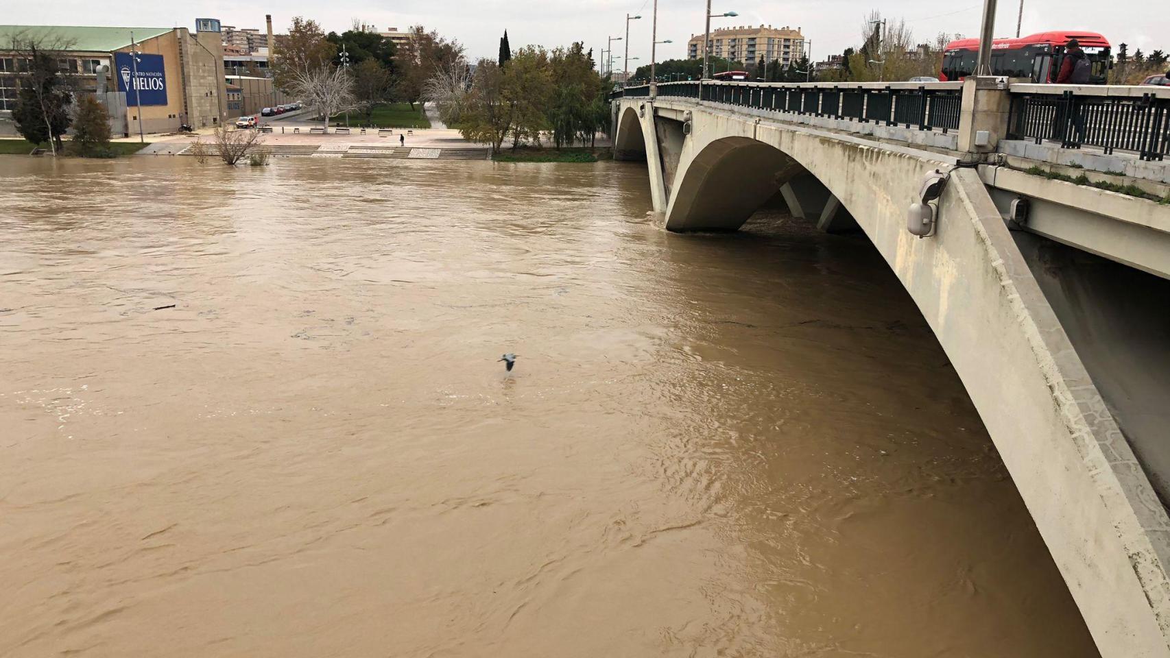 El río Ebro, a su paso por Zaragoza, este miércoles.