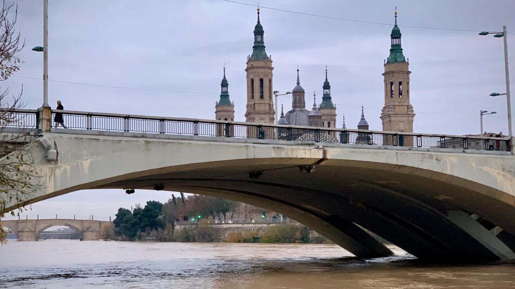 El río Ebro, a su paso este miércoles por la tarde por Zaragoza.