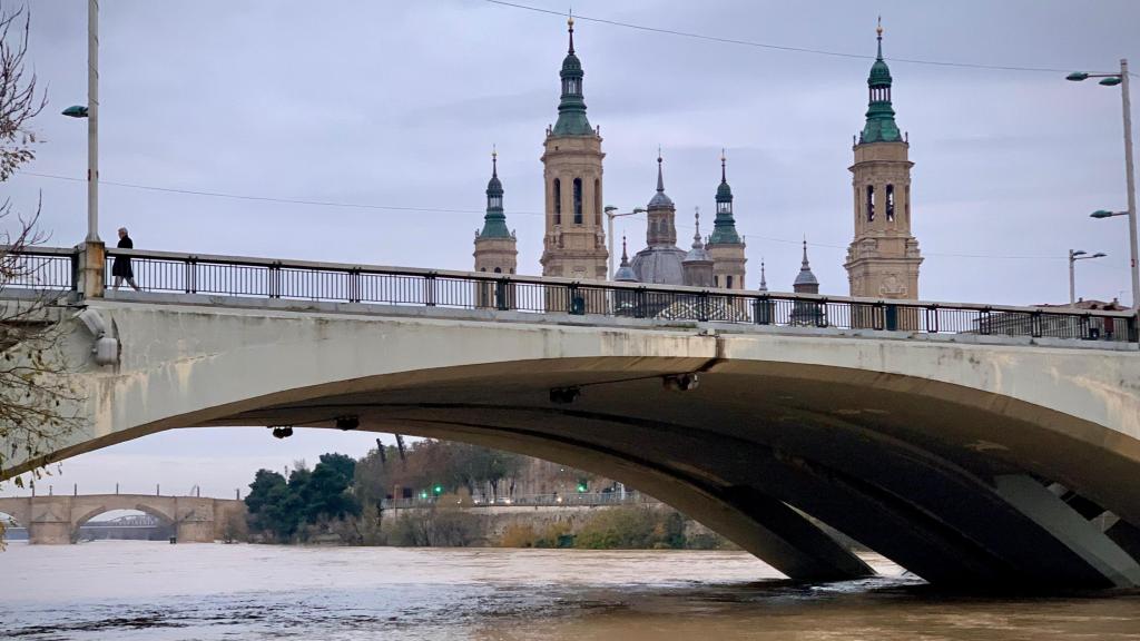 El río Ebro, a su paso este miércoles por la tarde por Zaragoza.