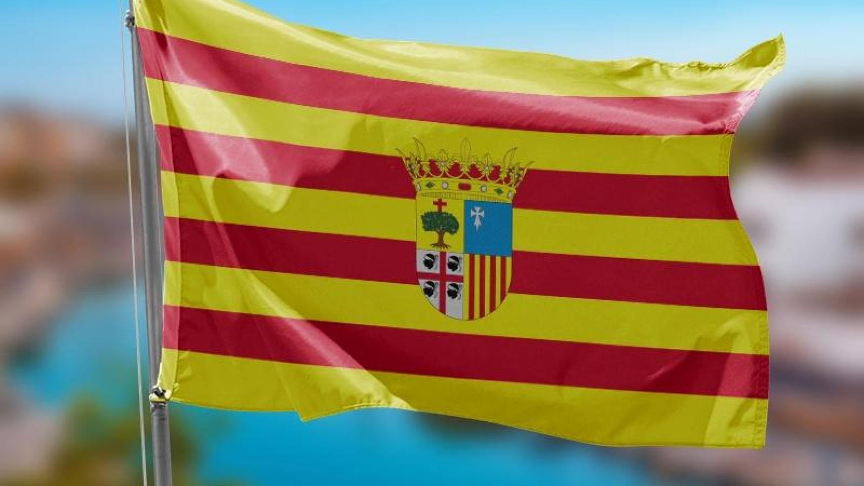 Bandera de Aragón con el escudo.