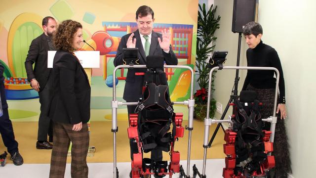 El presidente de la Junta de Castilla y León, Alfonso Fernández Mañueco, participa con Elena García Armada, ingeniera industrial del CSIC en la presentación del 'Exoesqueleto Pediátrico, Atlas 2030' en el Complejo Asistencial Universitario de León, este miércoles