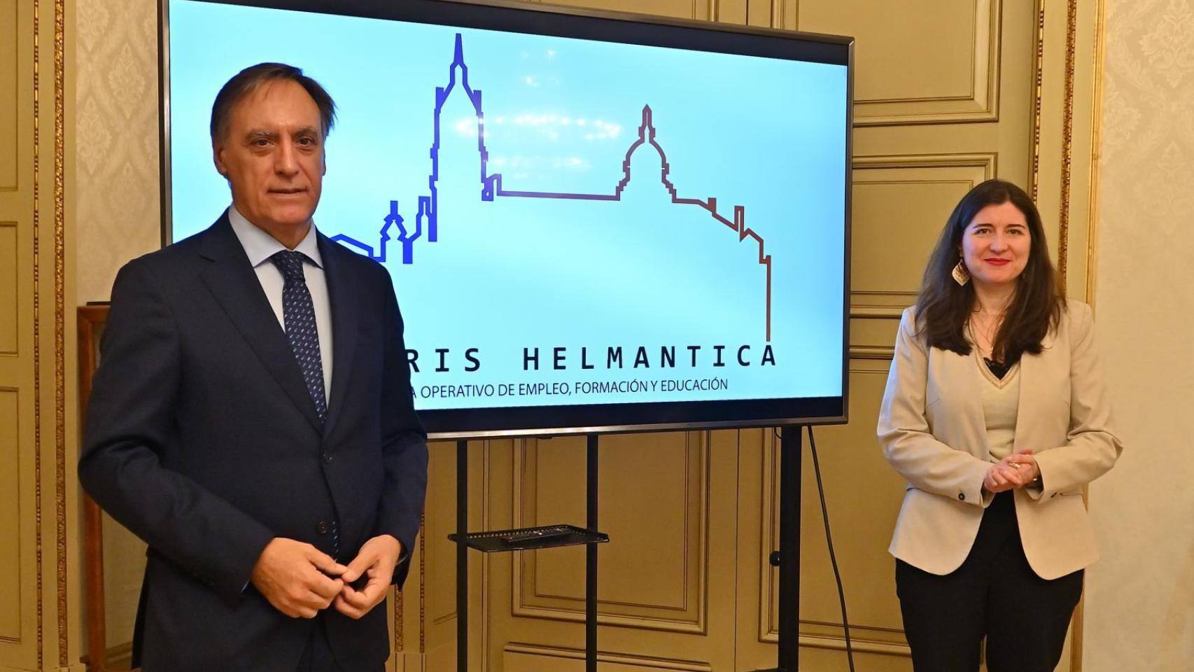 El alcalde, Carlos García Carbayo, junto a la concejala Miryam Rodríguez, presenta el proyecto