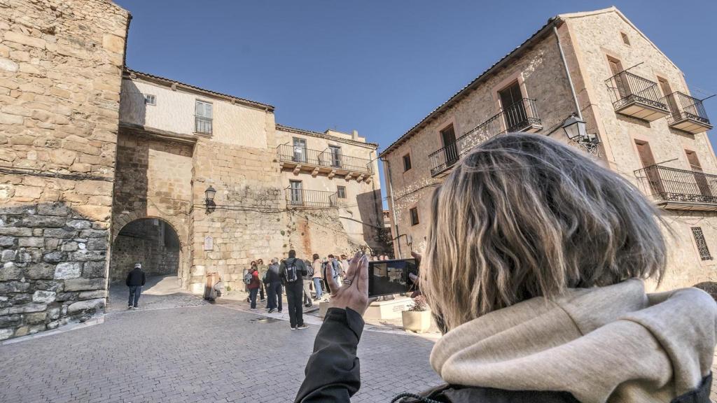 Los turistas visitando la bella localidad de Sepúlveda durante el puente de la Constitución