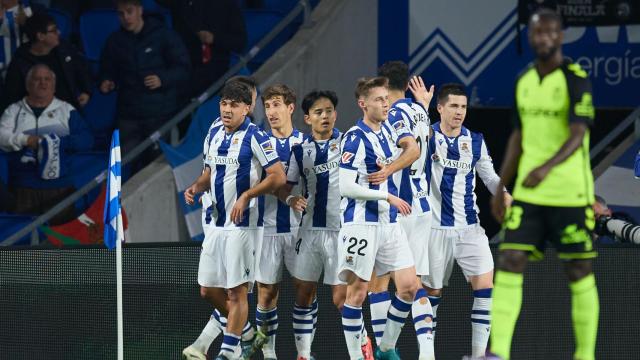 Los jugadores de la Real Sociedad celebran un gol