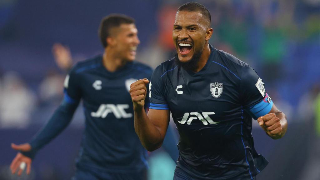 Salomón Rondón, delantero del Pachuca, celebra su gol contra el Al Ahly.