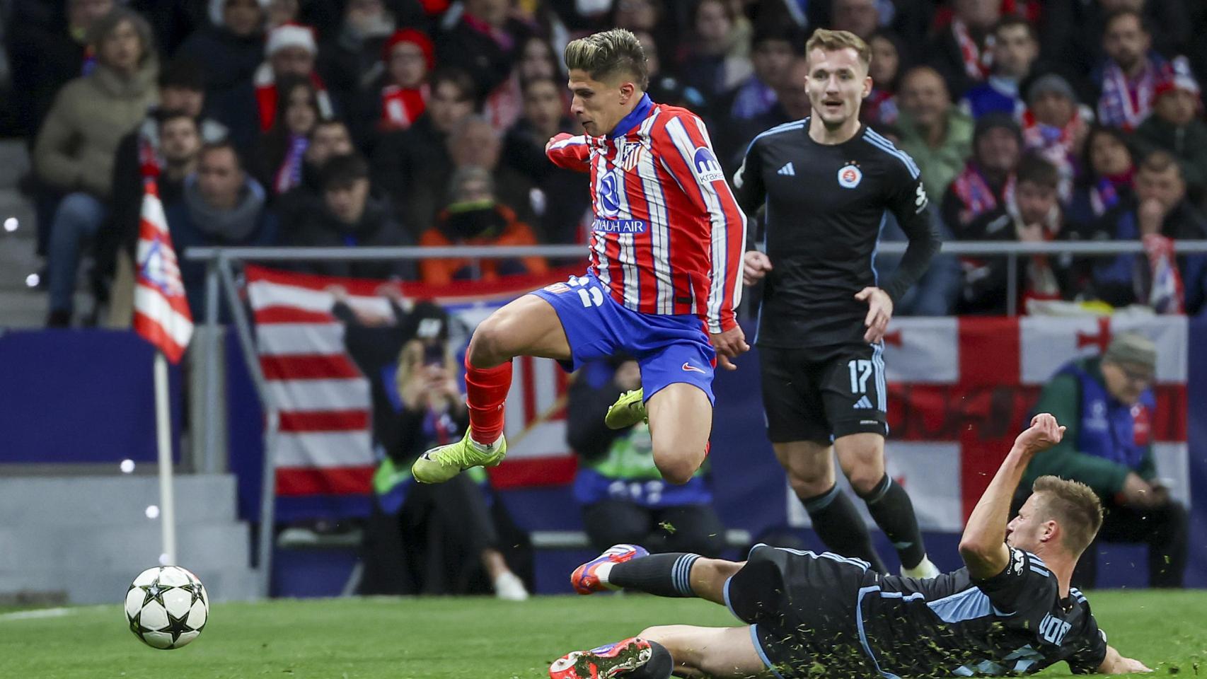 Giuliano Simeone en una acción del partido ante el Slovan Bratislava.