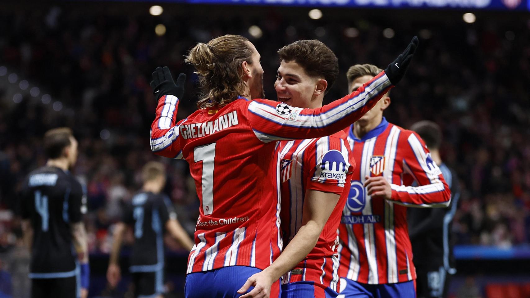 Griezmann y Julián Álvarez celebran un gol del francés.