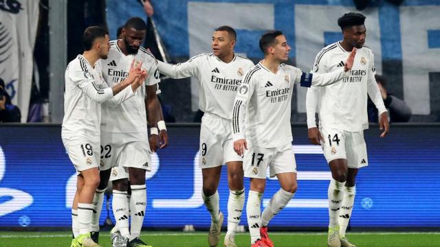 Los jugadores del Real Madrid celebran el gol de Mbappé ante la Atalanta.