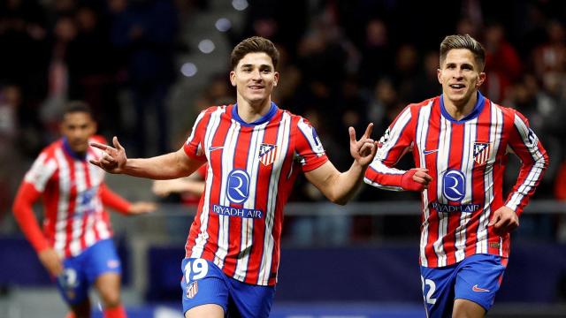 Julián Álvarez y Giuliano Simeone celebran el gol del '19' rojiblanco.