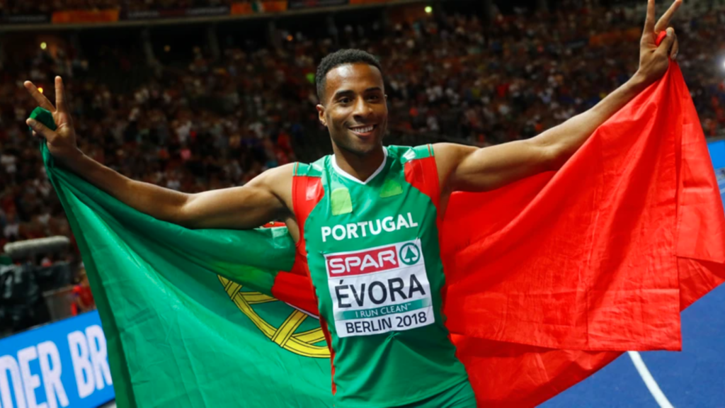 Nelson Évora celebra durante una competición de atletismo