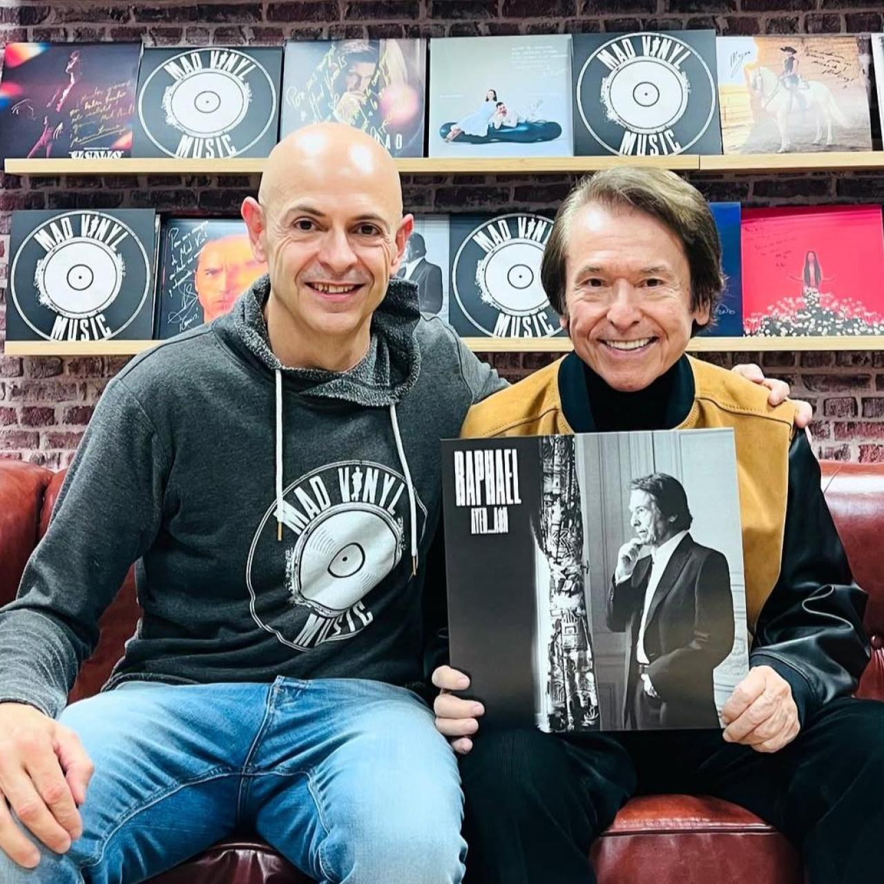 Eugenio López con Rafael el pasado mes de octubre en Mad Vinyl para fabricar su nuevo vinilo Ayer...Aún.