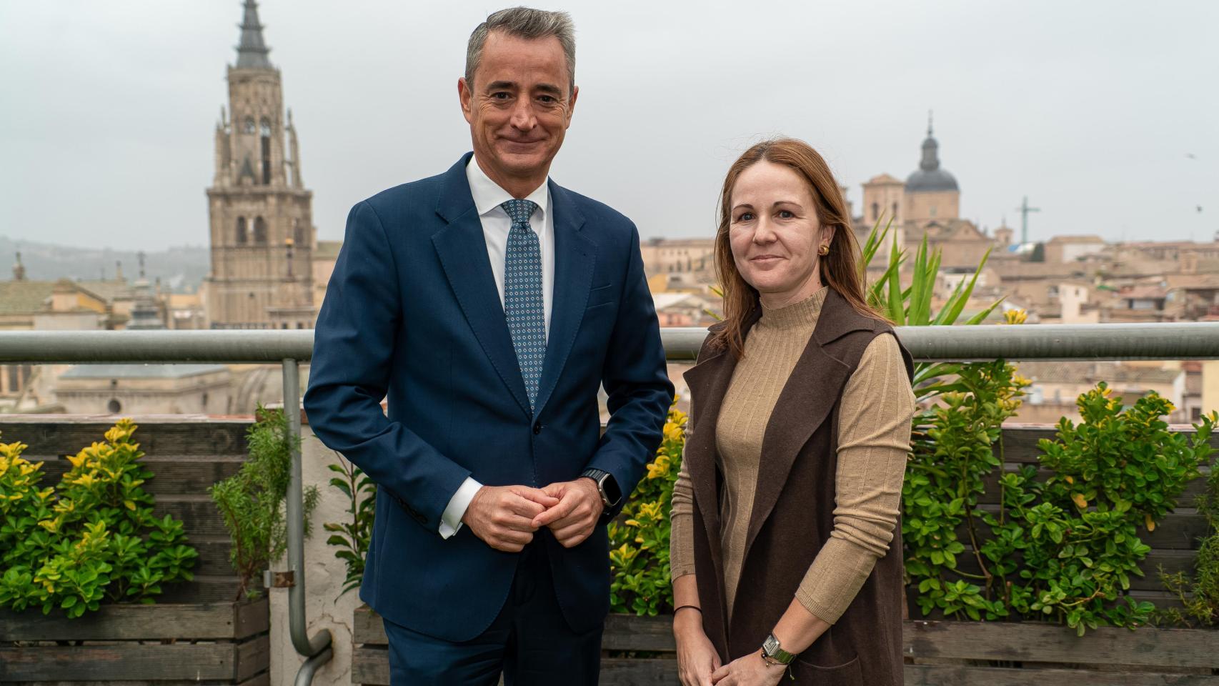 El director territorial de CaixaBank en Castilla-La Mancha y Extremadura, Juan Luis Vidal, y la directora general de Restoledo, Alicia Corroto.