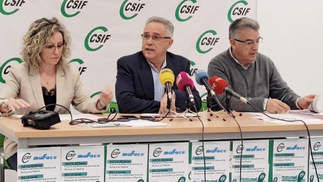 Marisa García, Lorenzo Domínguez y Enrique de la Rosa, de izquierda a derecha, durante la rueda de prensa ofrecida por CSIF en Toledo.