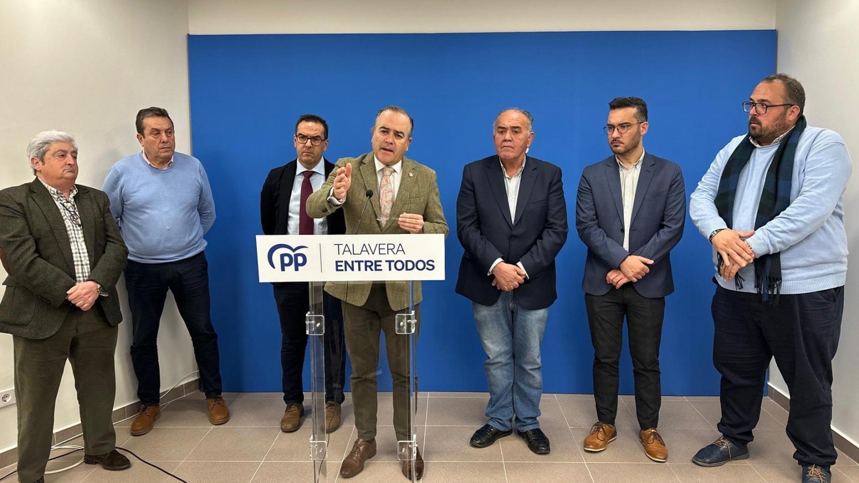 José Julián Gregorio, en rueda de prensa junto a los alcaldes de los municipios de la autovía A-5.