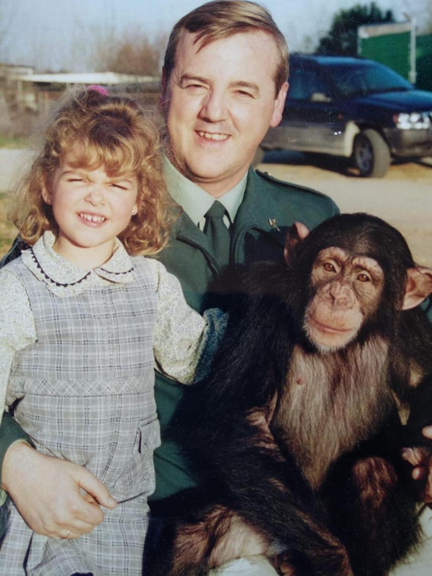 Pedro Pozas con su hija Sara y la chimpancé rescatada Kika, con quien Sara forjó una estrecha amistad.