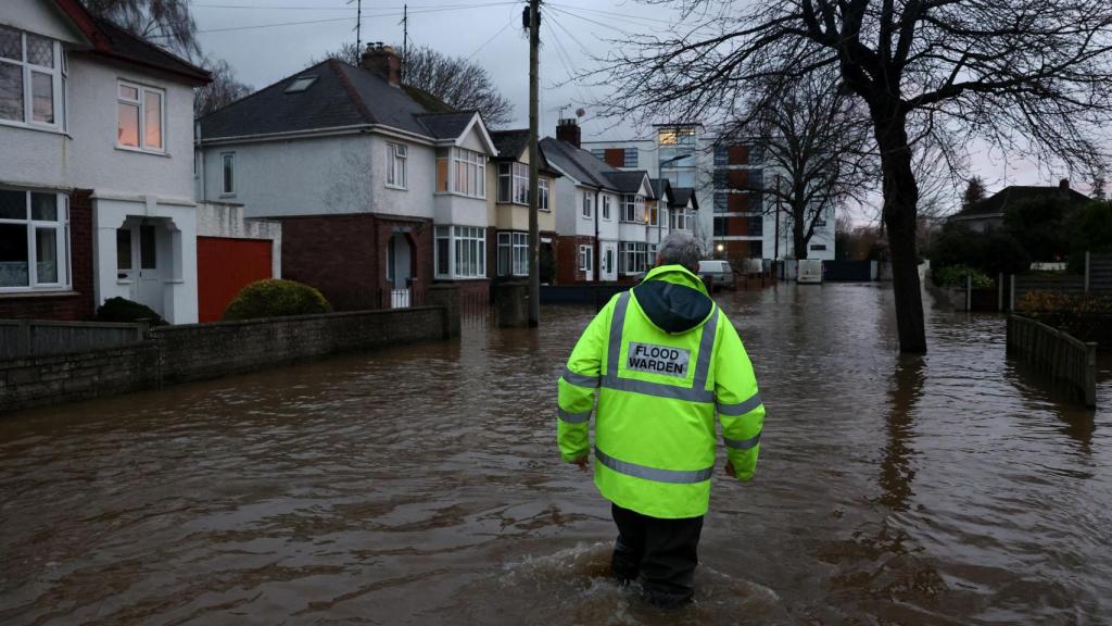 Un vigilante durante las inundaciones por la tormenta Darragh en Reino Unido el pasado 8 de diciembre.