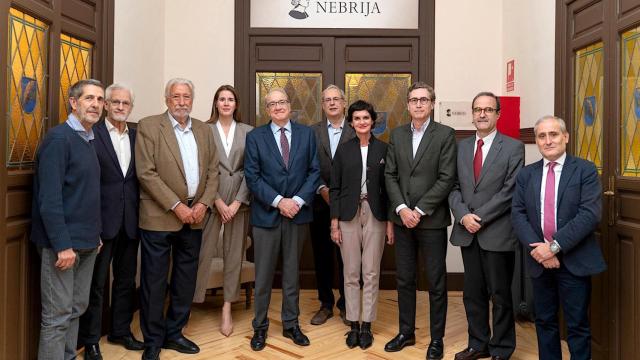 Fotografía de familia de la inauguración de la Cátedra Nebrija-L’Oréal.