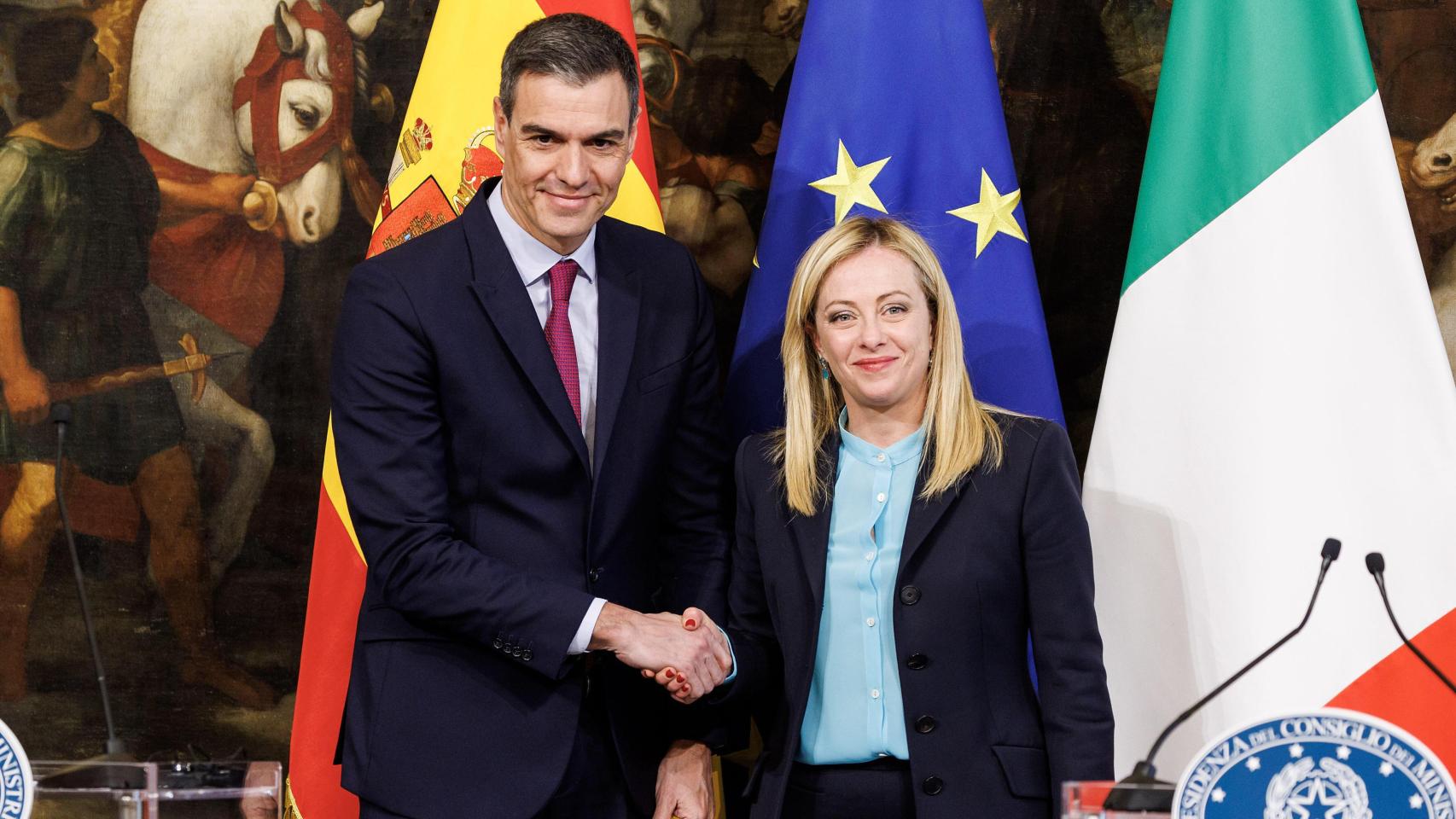 El presidente del Gobierno, Pedro Sánchez, y la primera ministra italiana, Giorgia Meloni, en abril de 2023.