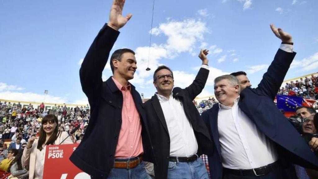 Los socialistas Pedro Sánchez, Diego Conesa y Pepe Vélez, en un acto electoral del PSOE, celebrado en Calasparra.